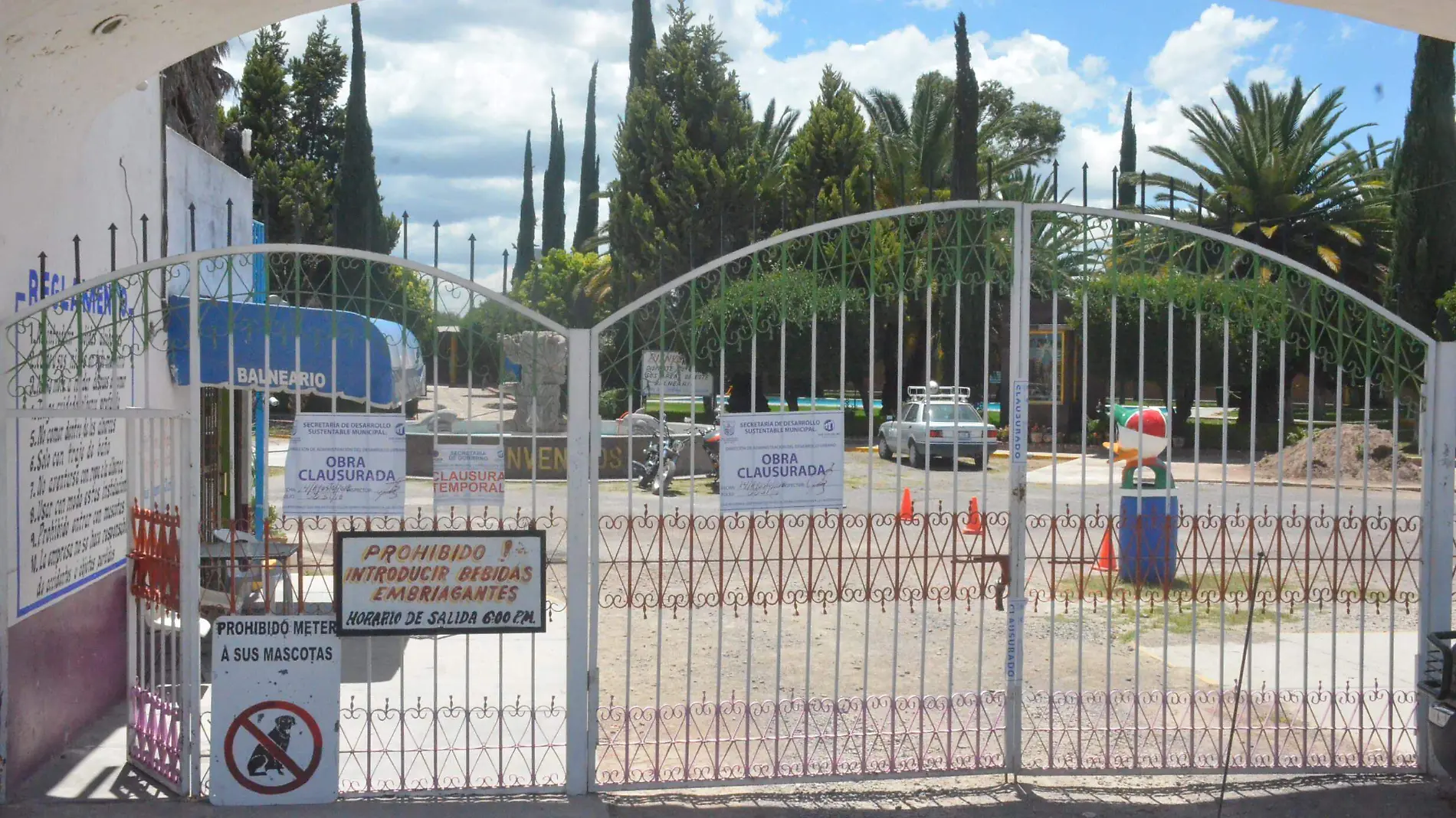 La apertura de los balnearios dependerá del cumplimiento en los requisitos, incluidos los montos que deben cubrir.  Foto Luis Luévanos.